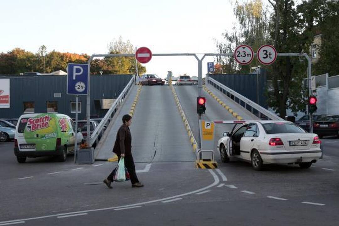 Mindaugo „Maximos“ aikštelėje vairuotoja numušė užtvarą ir taranavo automobilius