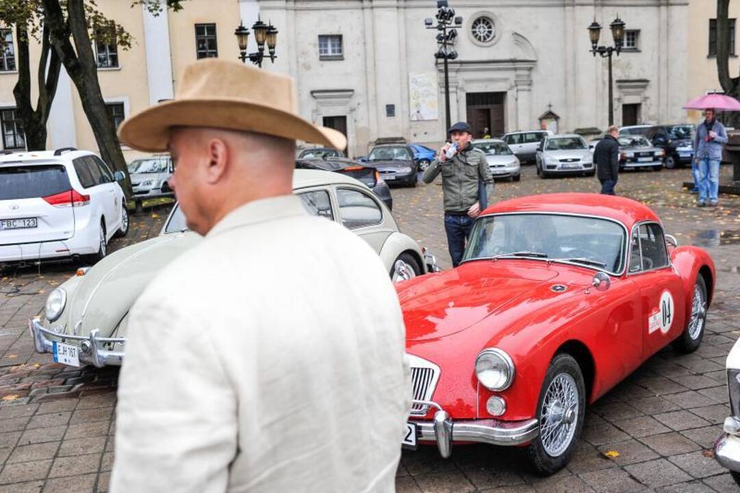 Į Kauną užsuko klasikinių automobilių ralis