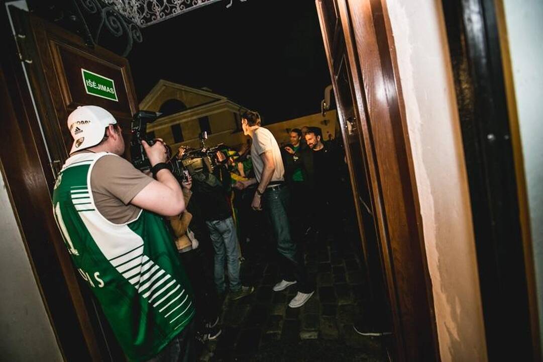 Laimingi sirgaliai Rotušės aikštėje skandavo „Žalgirio“ vardą 
