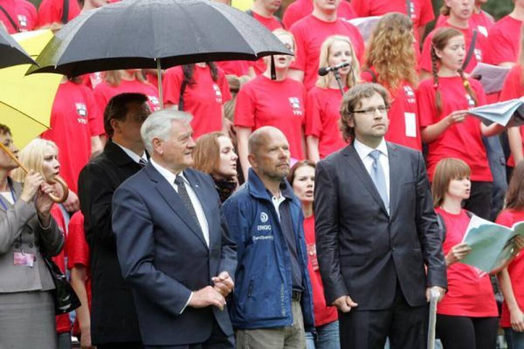 Lyjant lietui atidengtas „Vienybės medis“ (papildyta)
