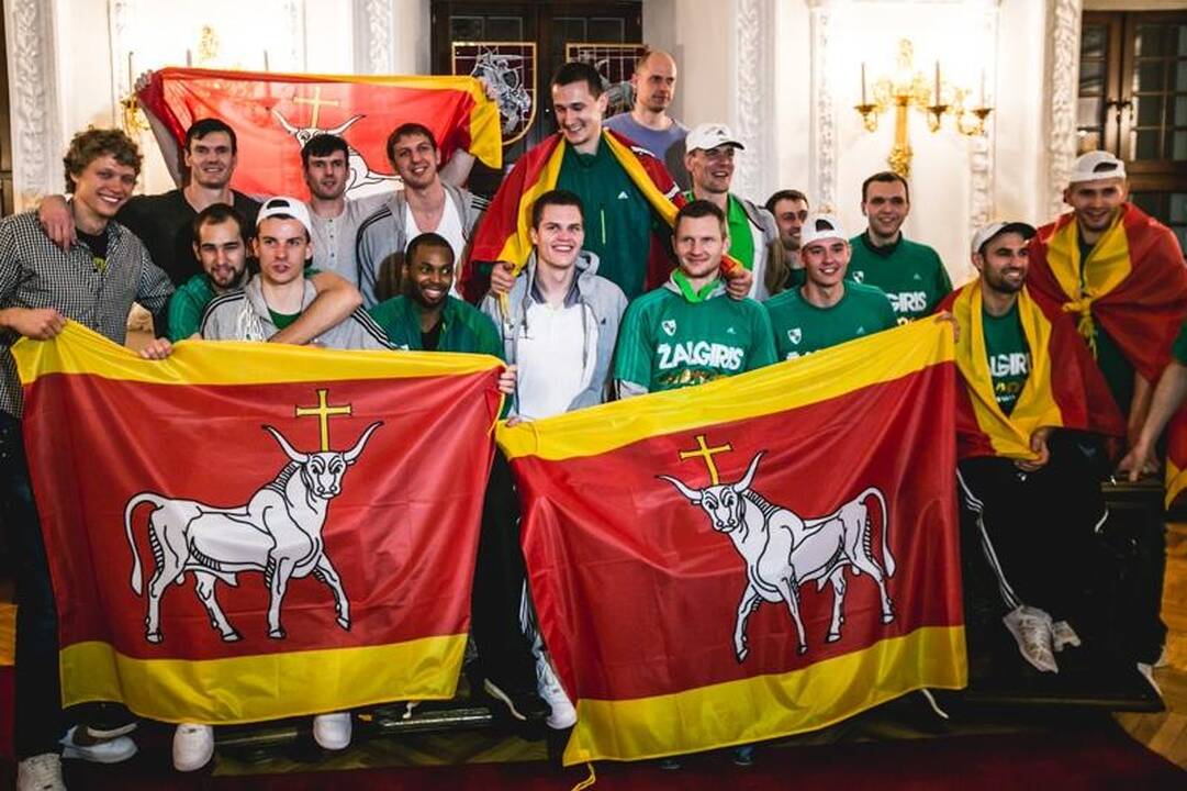 Laimingi sirgaliai Rotušės aikštėje skandavo „Žalgirio“ vardą 