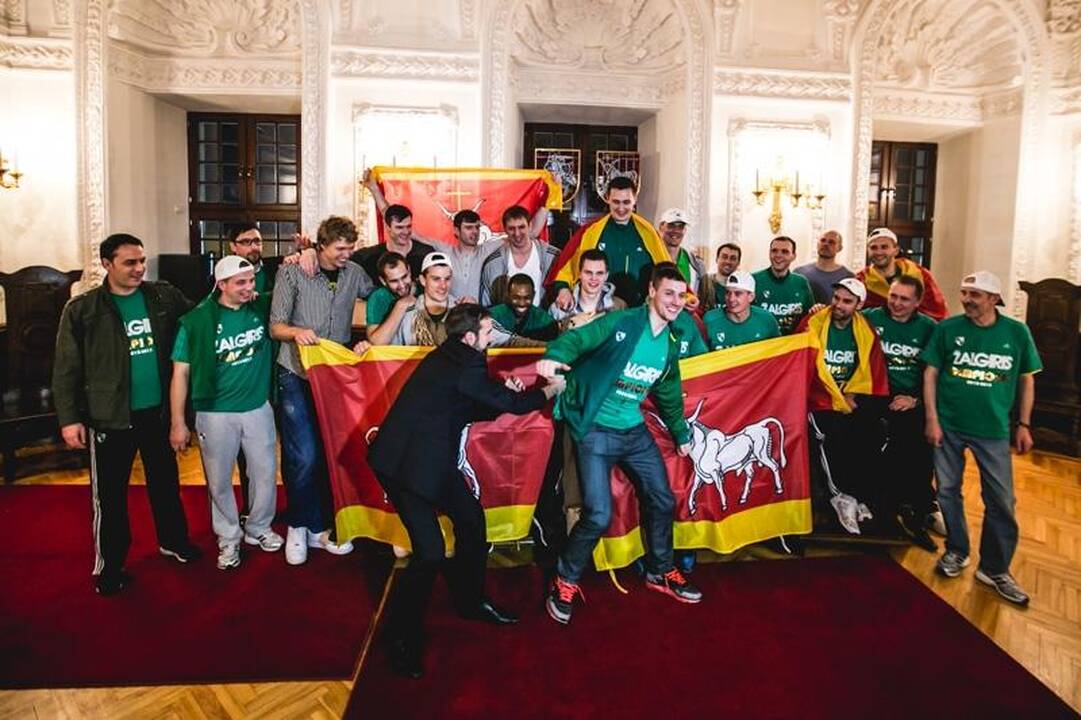 Laimingi sirgaliai Rotušės aikštėje skandavo „Žalgirio“ vardą 