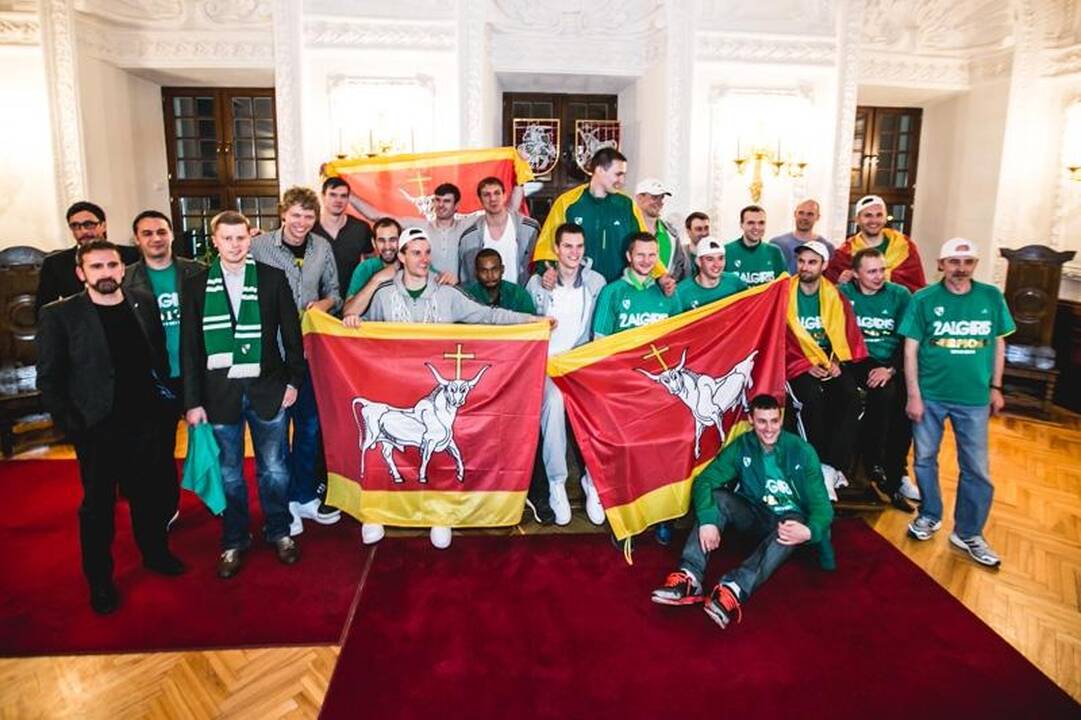 Laimingi sirgaliai Rotušės aikštėje skandavo „Žalgirio“ vardą 