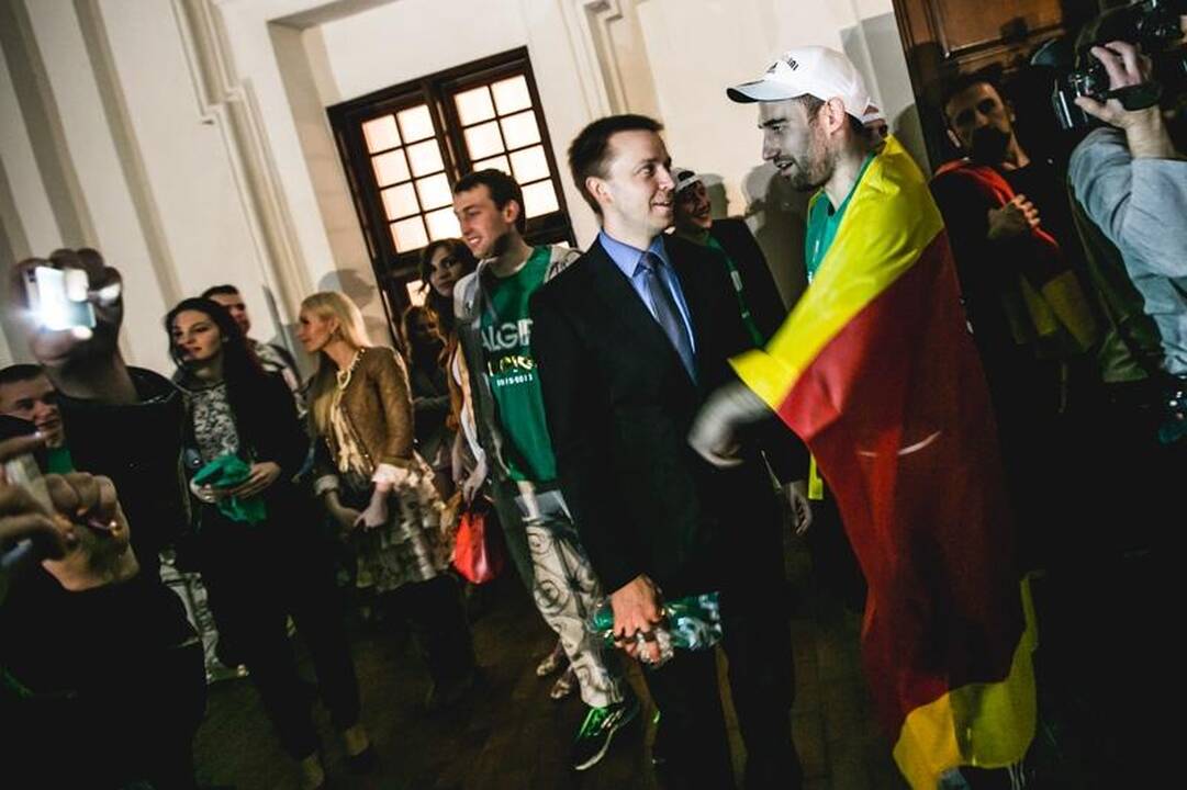 Laimingi sirgaliai Rotušės aikštėje skandavo „Žalgirio“ vardą 