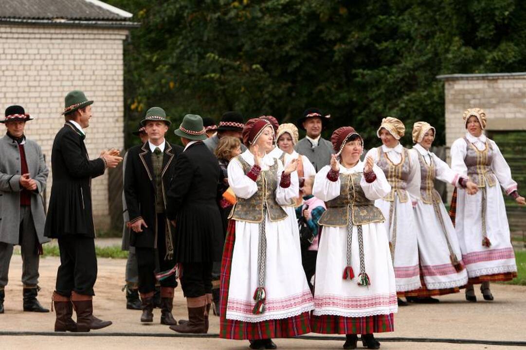 Raudondvaryje nuo ūkininkų derliaus raibo ir užsieniečių akys