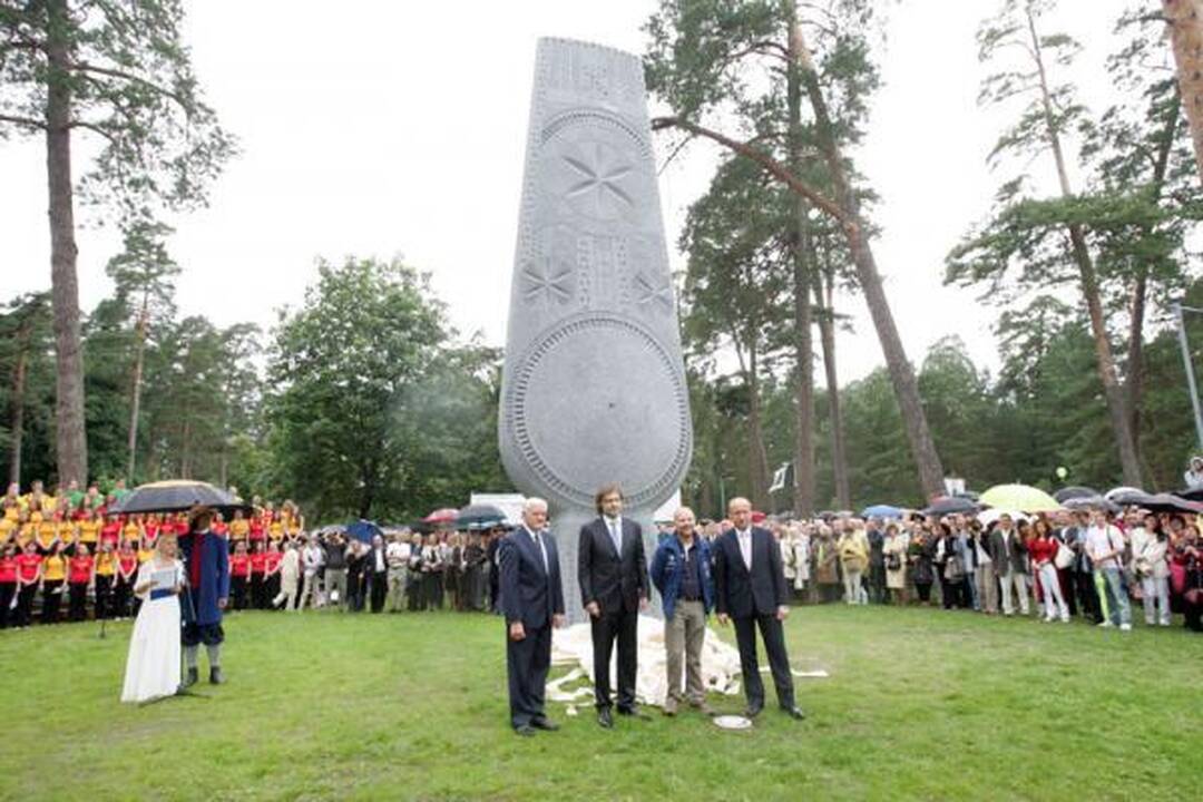 Lyjant lietui atidengtas „Vienybės medis“ (papildyta)