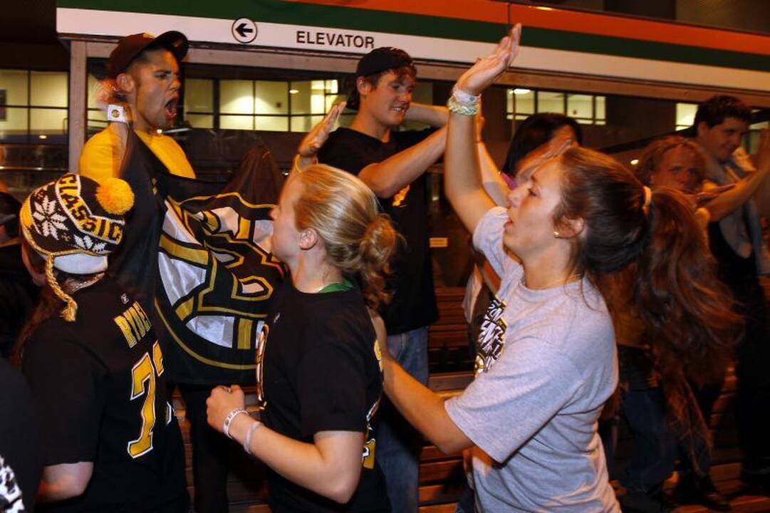 Bostono "Bruins" iškovojo Stenlio taurę 