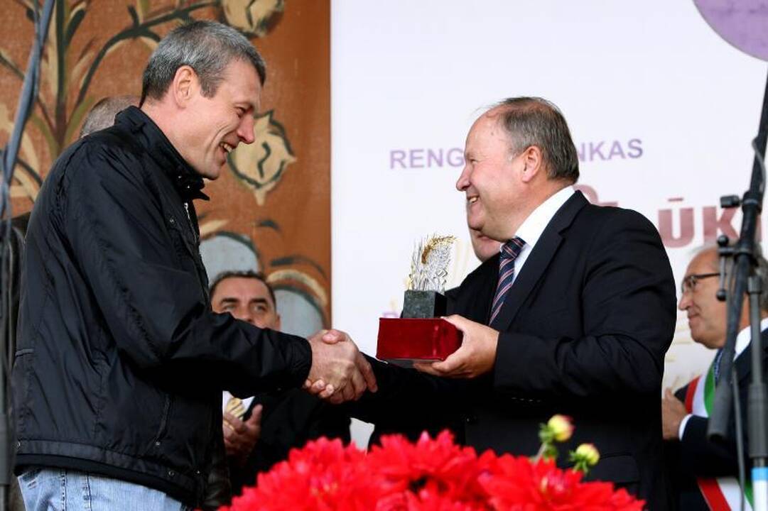 Raudondvaryje nuo ūkininkų derliaus raibo ir užsieniečių akys