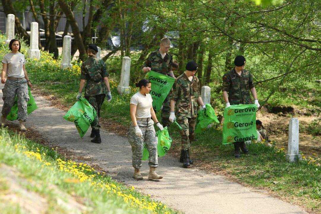 Amerikiečių kariai Kaune pasiraitoję rankoves rinko šiukšles