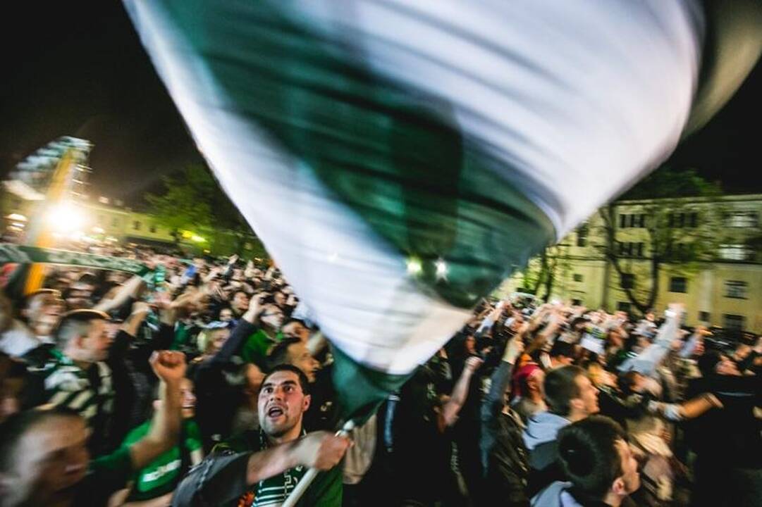 Laimingi sirgaliai Rotušės aikštėje skandavo „Žalgirio“ vardą 