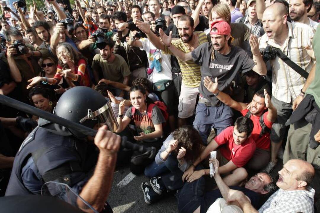 Barselonoje policija lazdomis ir guminėmis kulkomis vaikė demonstrantus