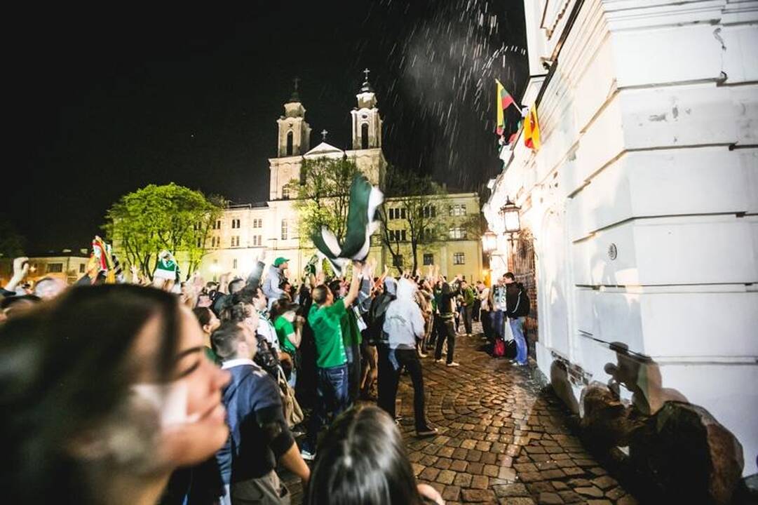 Laimingi sirgaliai Rotušės aikštėje skandavo „Žalgirio“ vardą 