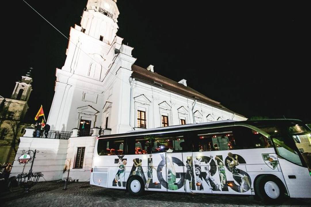 Laimingi sirgaliai Rotušės aikštėje skandavo „Žalgirio“ vardą 