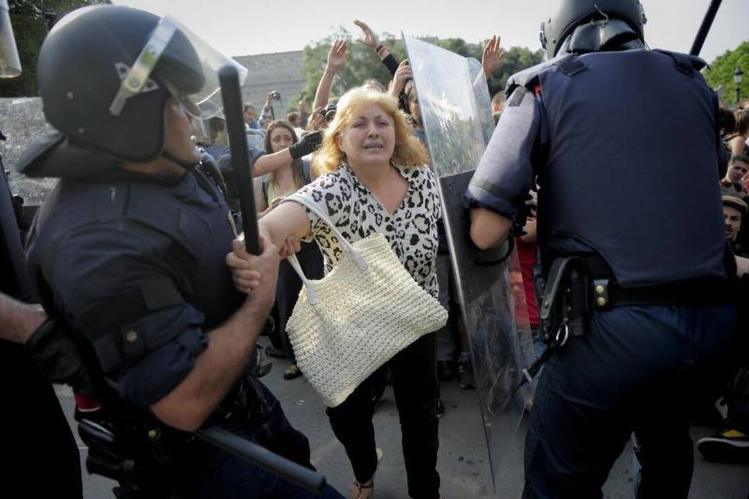 Barselonoje policija lazdomis ir guminėmis kulkomis vaikė demonstrantus