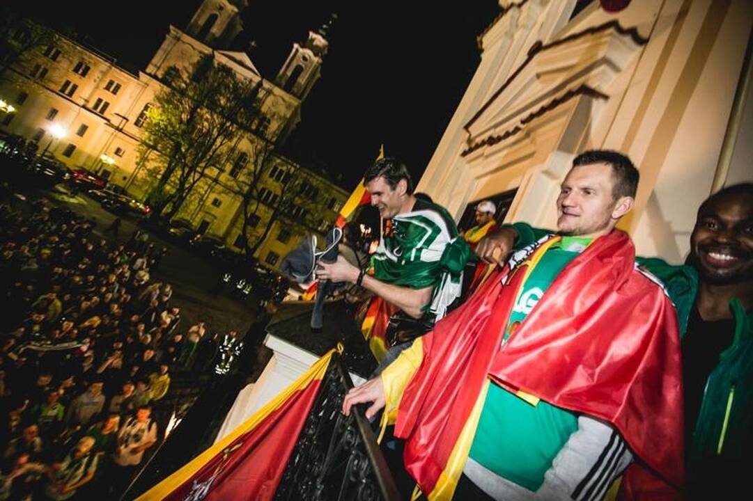 Laimingi sirgaliai Rotušės aikštėje skandavo „Žalgirio“ vardą 