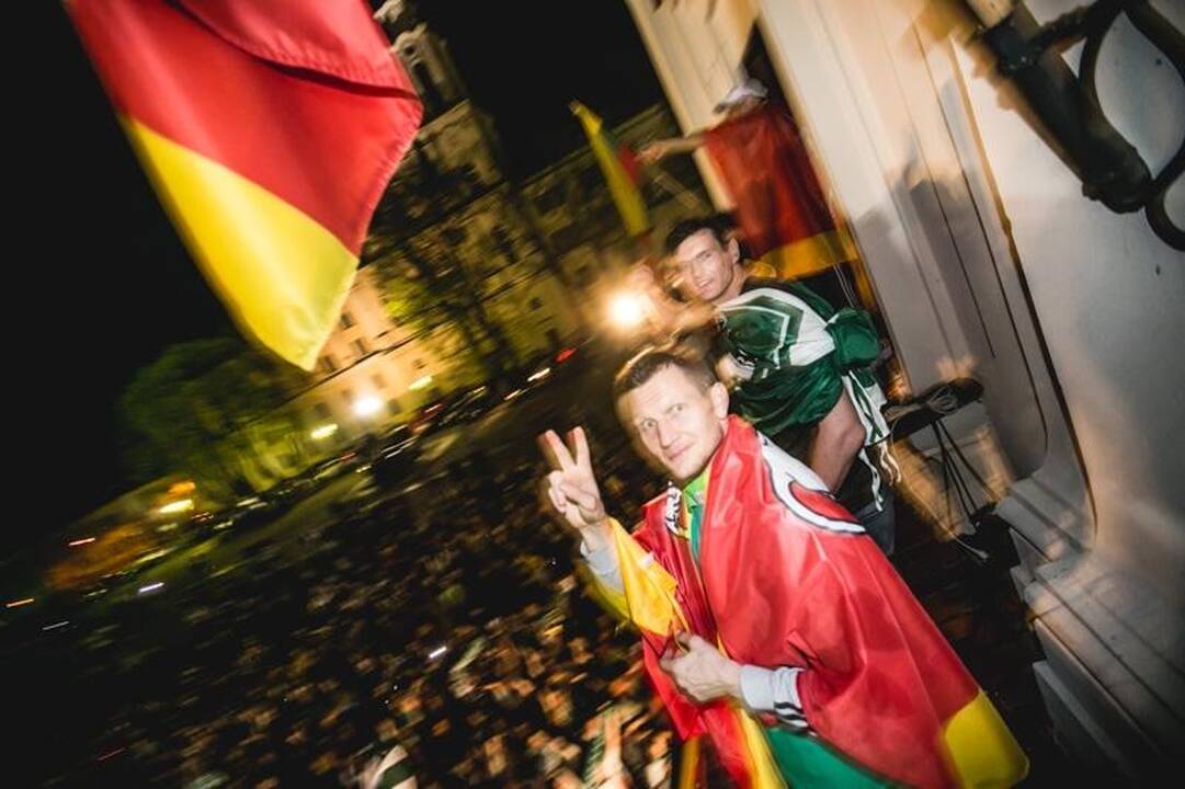 Laimingi sirgaliai Rotušės aikštėje skandavo „Žalgirio“ vardą 