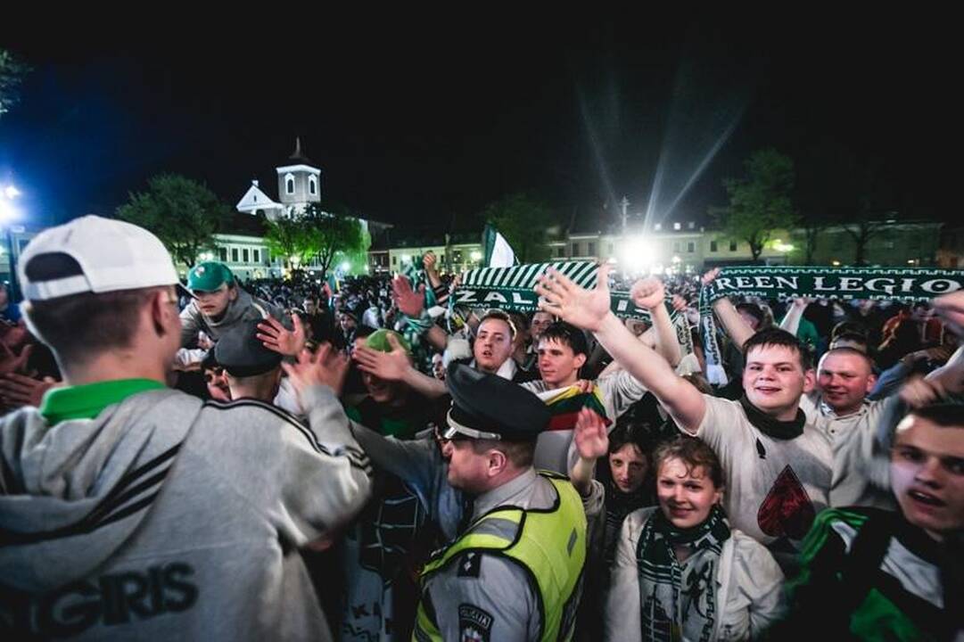 Laimingi sirgaliai Rotušės aikštėje skandavo „Žalgirio“ vardą 