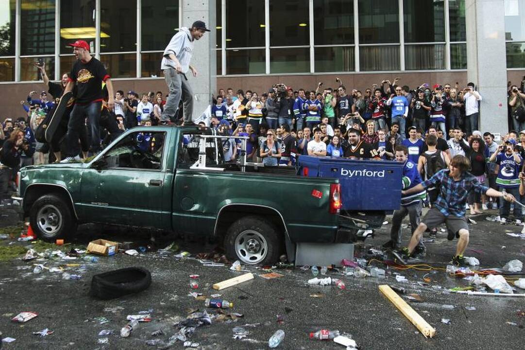 Bostono "Bruins" iškovojo Stenlio taurę 