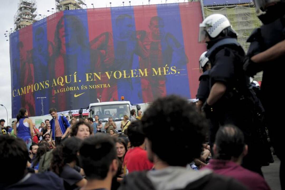 Barselonoje policija lazdomis ir guminėmis kulkomis vaikė demonstrantus