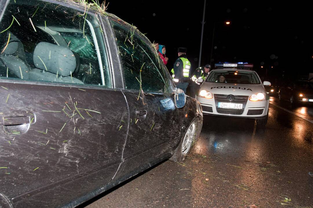 Vilniuje apvirtus automobiliui nukentėjo dešimtmetis vaikas