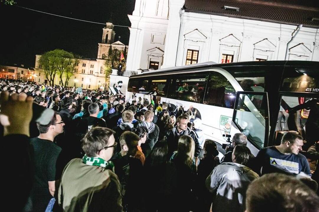 Laimingi sirgaliai Rotušės aikštėje skandavo „Žalgirio“ vardą 