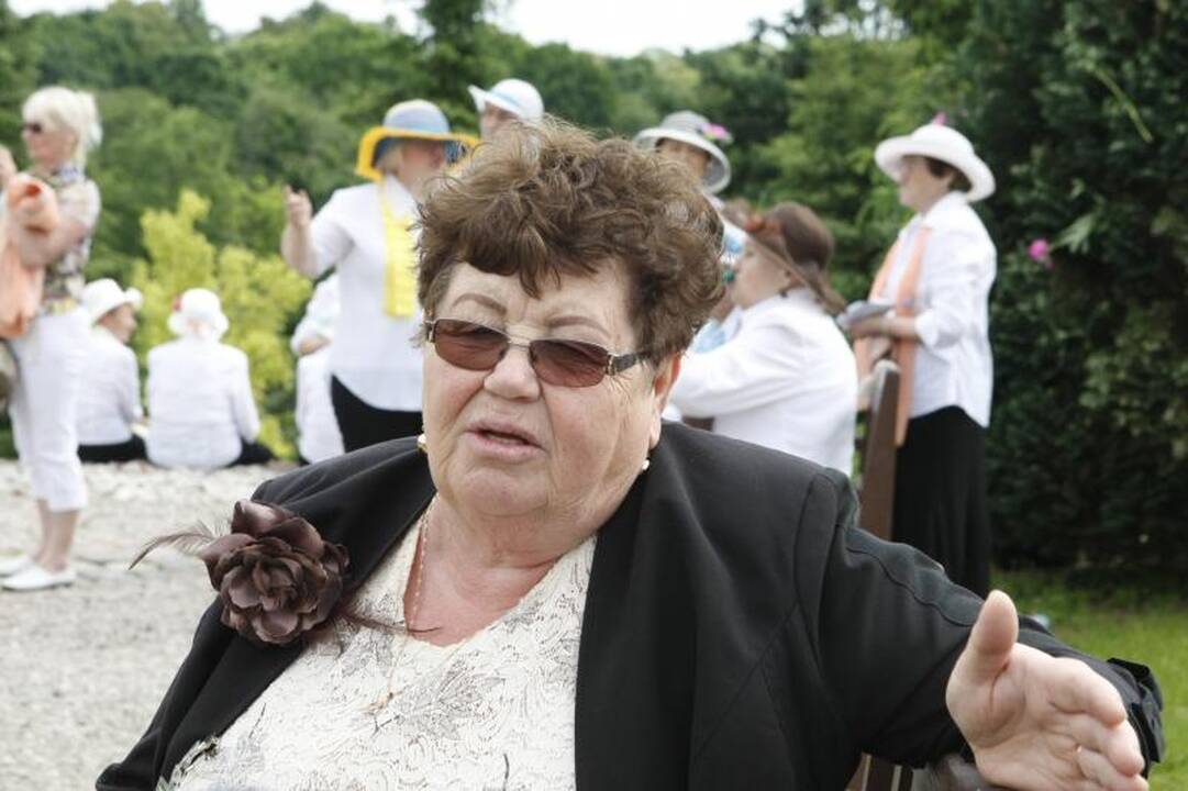 Senjorai padovanojo Klaipėdos botanikos sodui du suolus