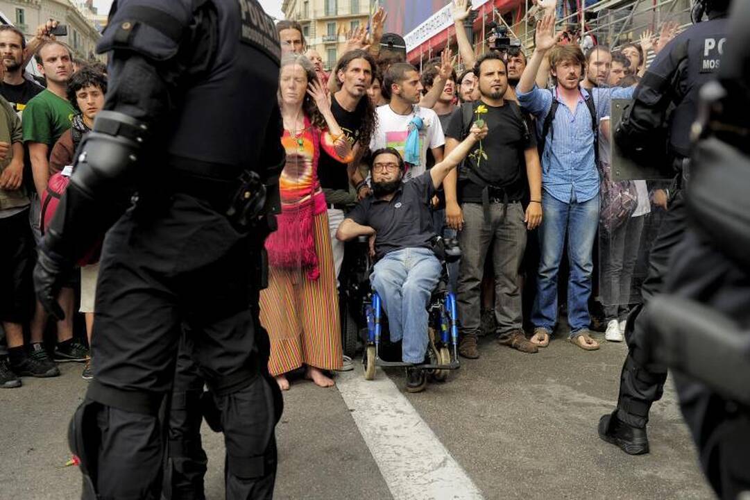 Barselonoje policija lazdomis ir guminėmis kulkomis vaikė demonstrantus