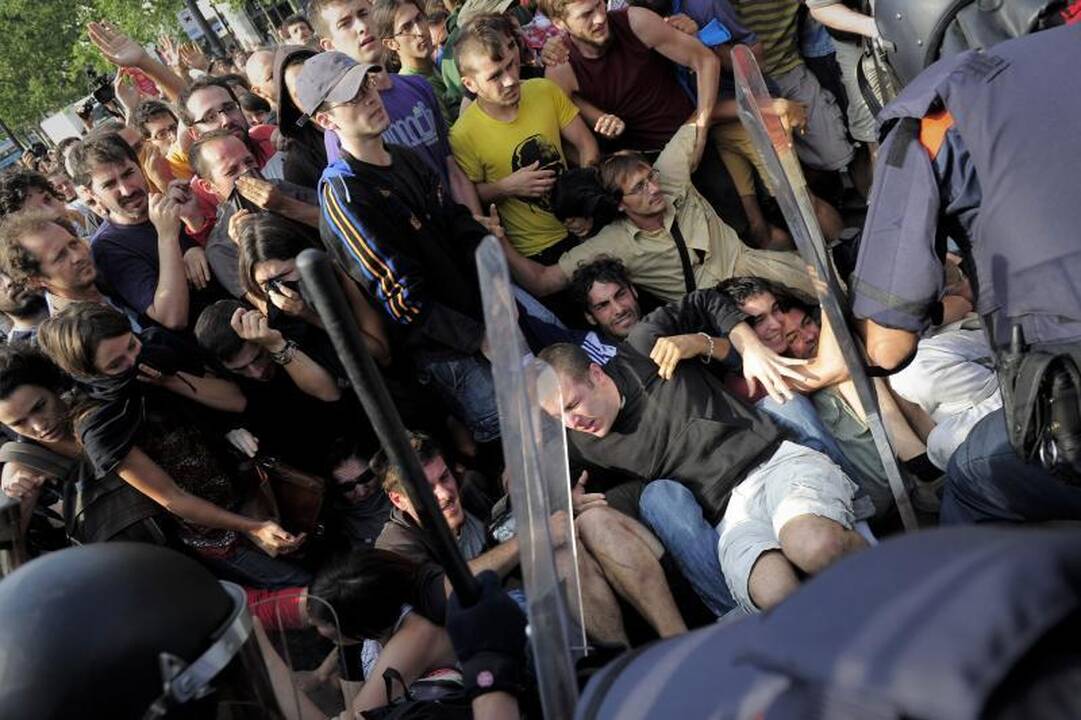 Barselonoje policija lazdomis ir guminėmis kulkomis vaikė demonstrantus