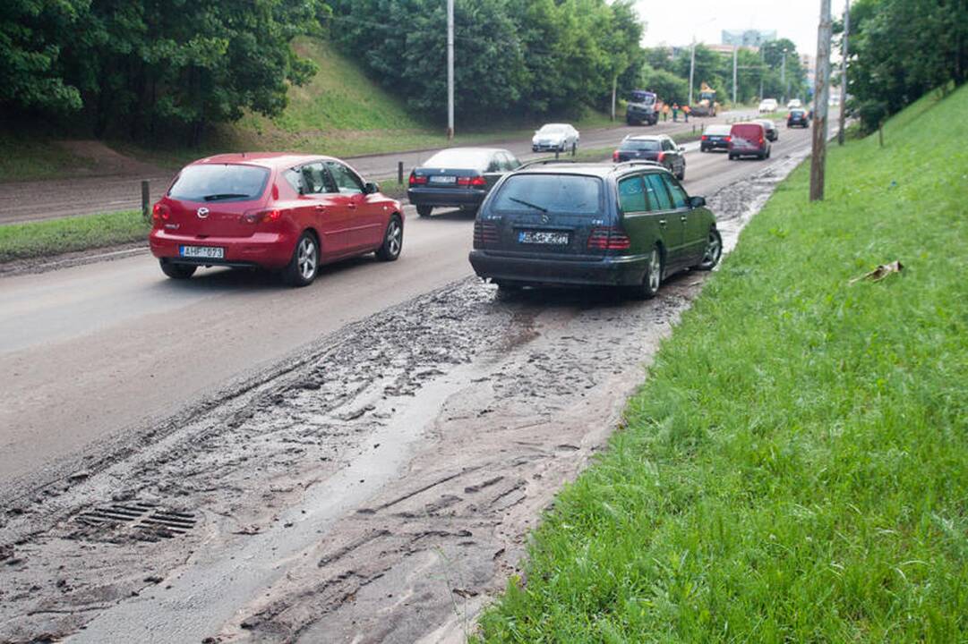 Vilniuje ugniagesiai išgelbėjo liūties apsemtame automobilyje įstrigusią moterį