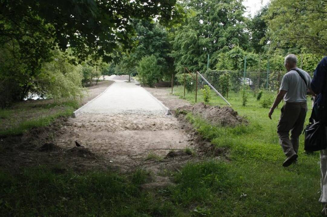 Senjorai padovanojo Klaipėdos botanikos sodui du suolus