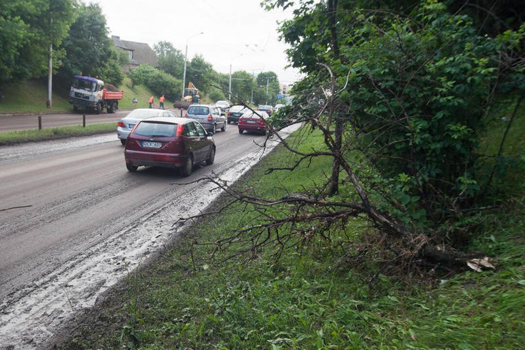 Vilniuje ugniagesiai išgelbėjo liūties apsemtame automobilyje įstrigusią moterį