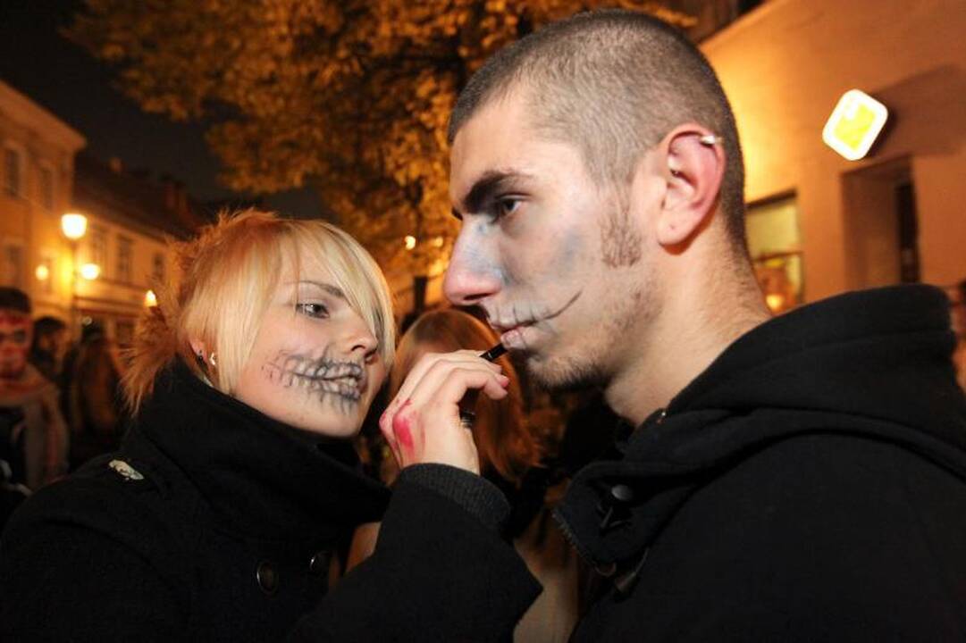 Zombių paradas trumpam pažadino snaudžiantį miestą