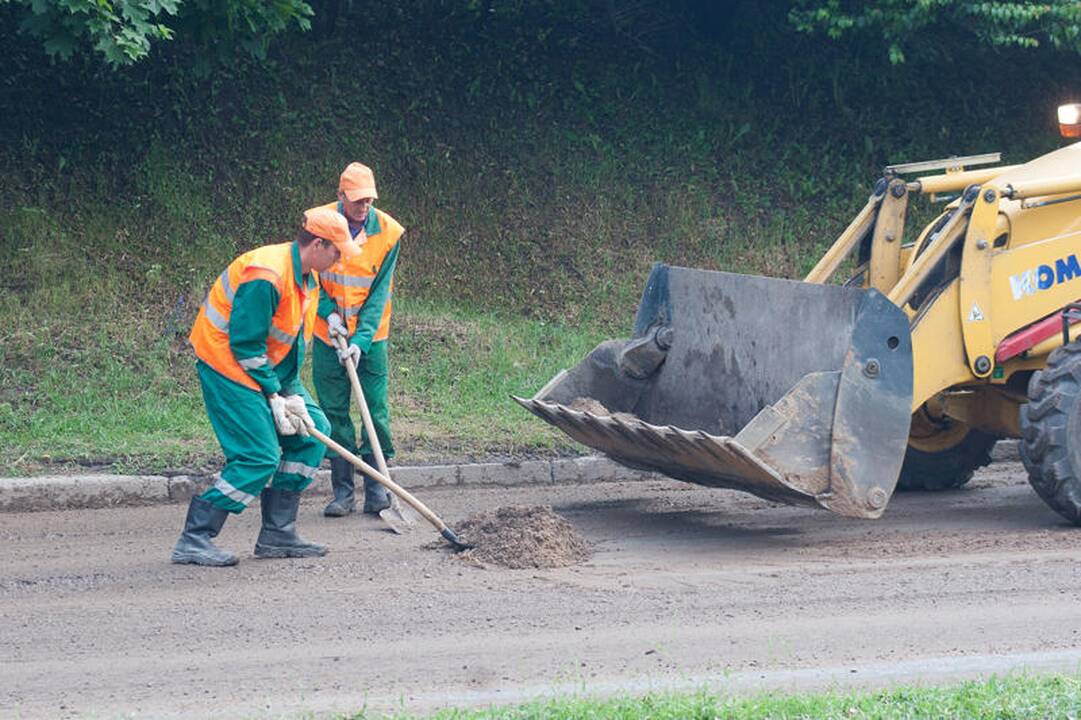 Vilniuje ugniagesiai išgelbėjo liūties apsemtame automobilyje įstrigusią moterį