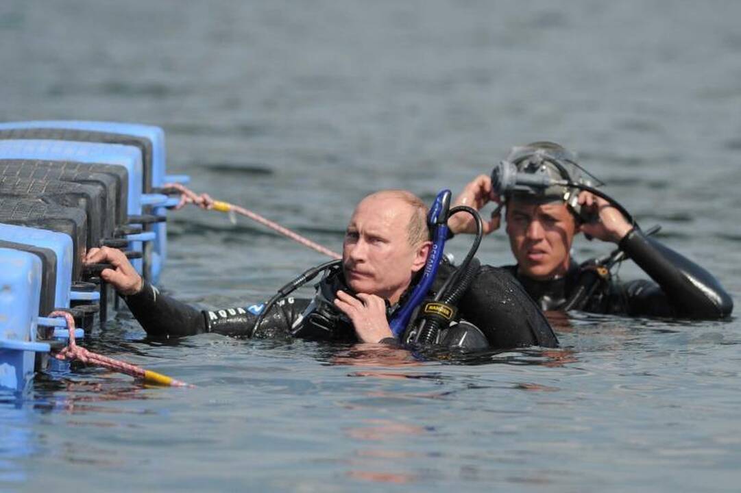 V.Putinas Tamanės įlankos dugne rado dvi amforas