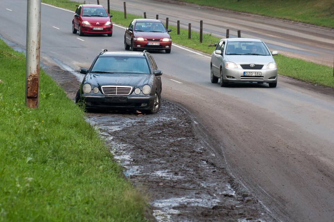 Vilniuje ugniagesiai išgelbėjo liūties apsemtame automobilyje įstrigusią moterį