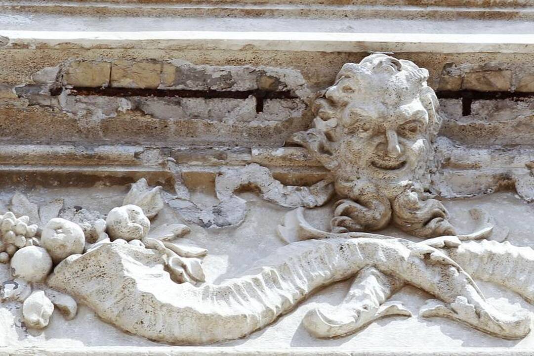 Pradėjo byrėti garsusis Trevi fontanas Romoje