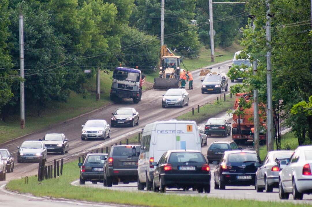 Vilniuje ugniagesiai išgelbėjo liūties apsemtame automobilyje įstrigusią moterį