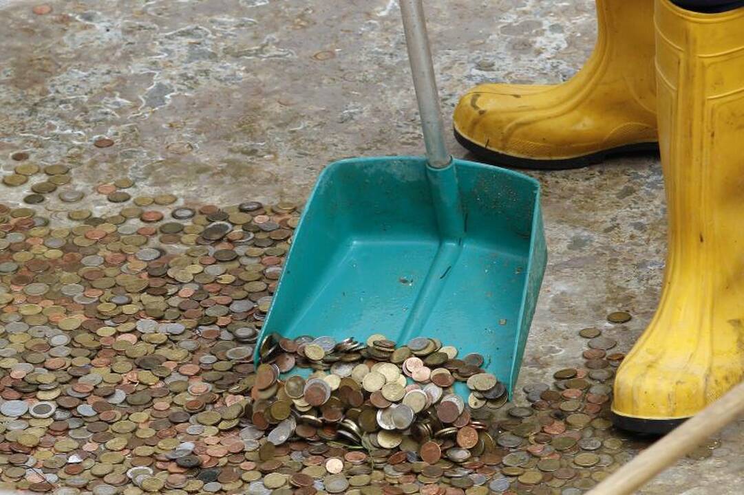 Pradėjo byrėti garsusis Trevi fontanas Romoje