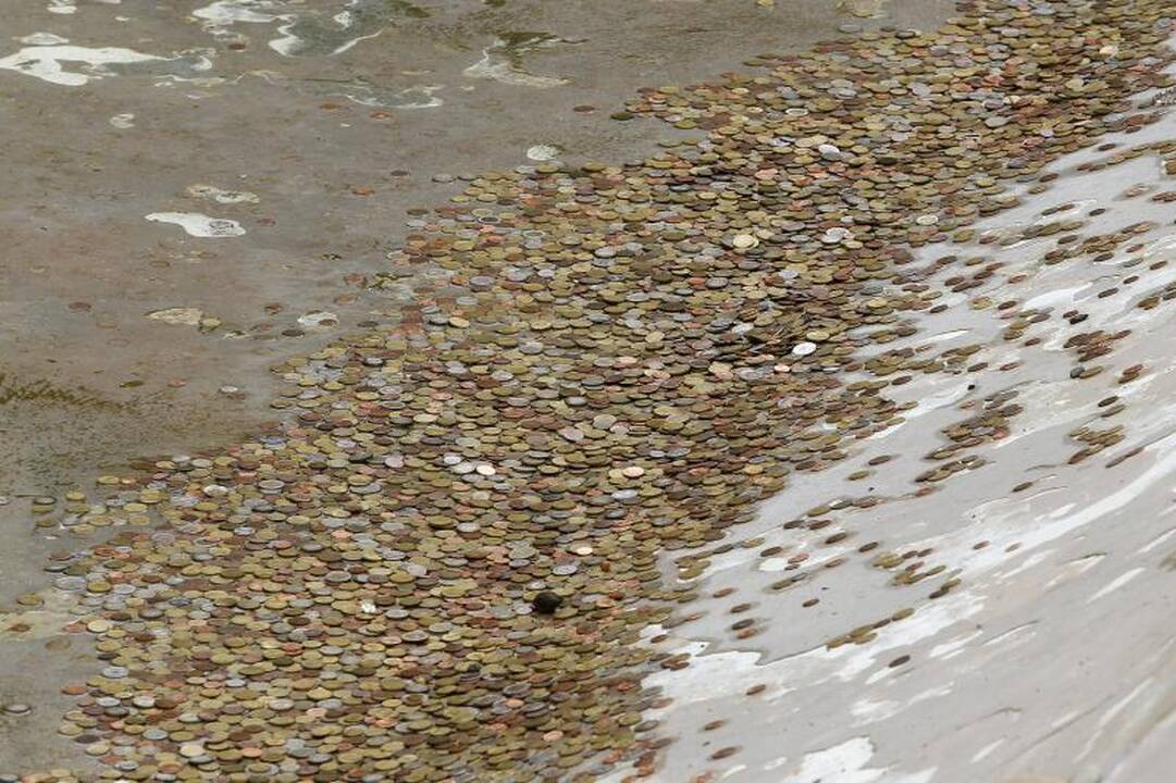 Pradėjo byrėti garsusis Trevi fontanas Romoje