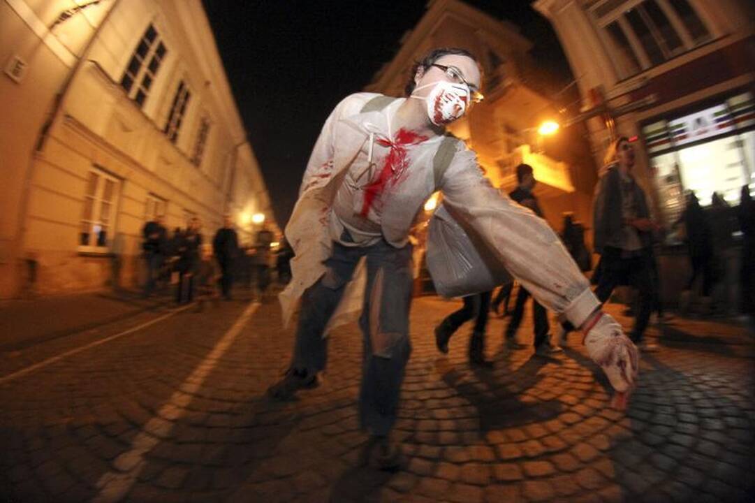 Zombių paradas trumpam pažadino snaudžiantį miestą