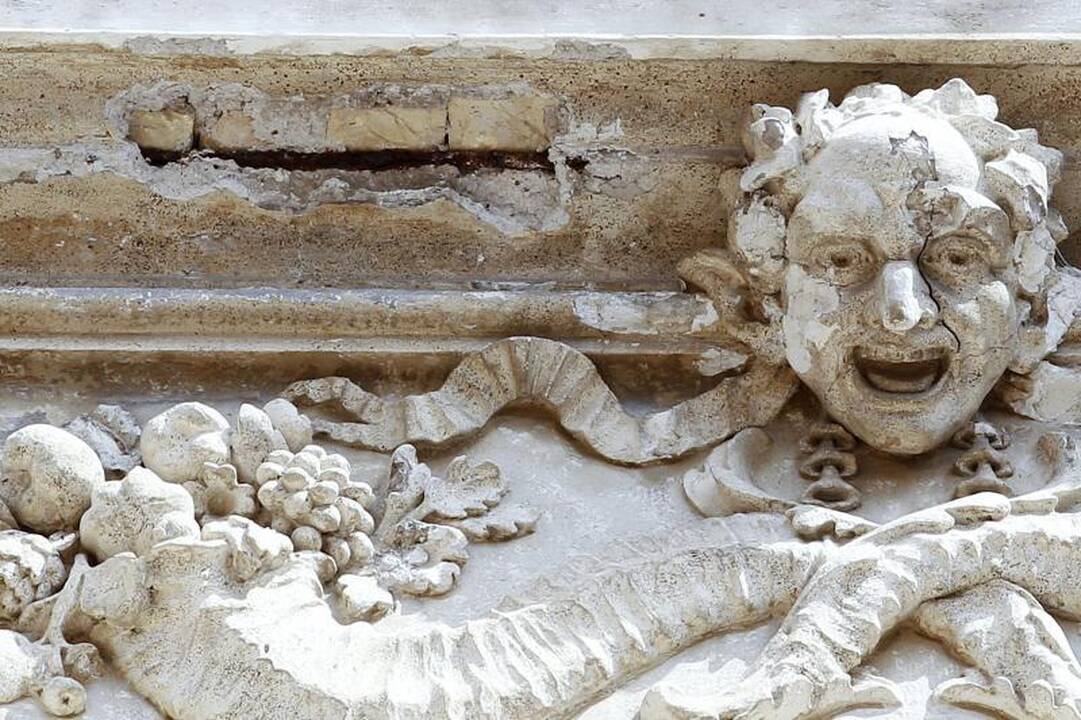 Pradėjo byrėti garsusis Trevi fontanas Romoje