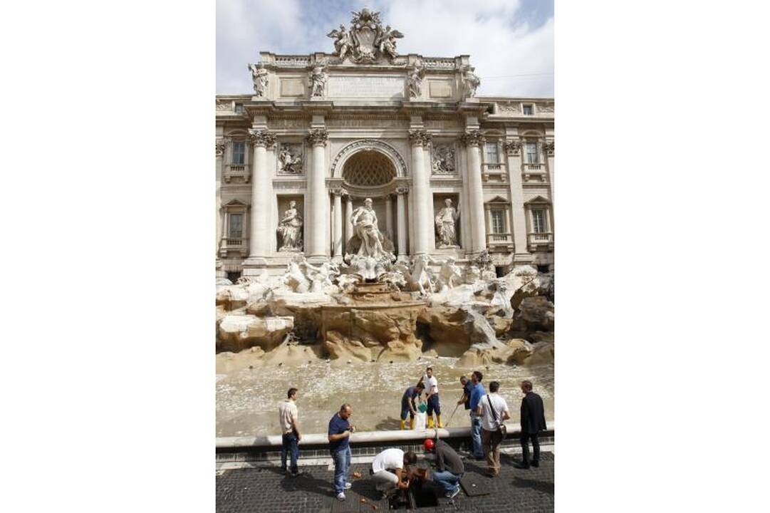 Pradėjo byrėti garsusis Trevi fontanas Romoje