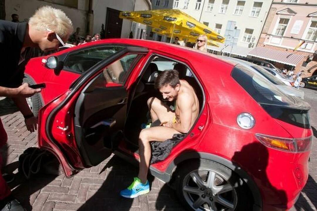 Radijo laidų vedėjas Modestas Švoba Pilies gatve bėgo apsinuoginęs