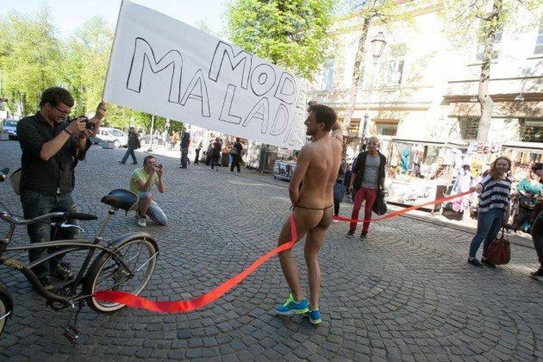 Radijo laidų vedėjas Modestas Švoba Pilies gatve bėgo apsinuoginęs
