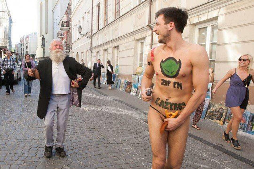 Radijo laidų vedėjas Modestas Švoba Pilies gatve bėgo apsinuoginęs