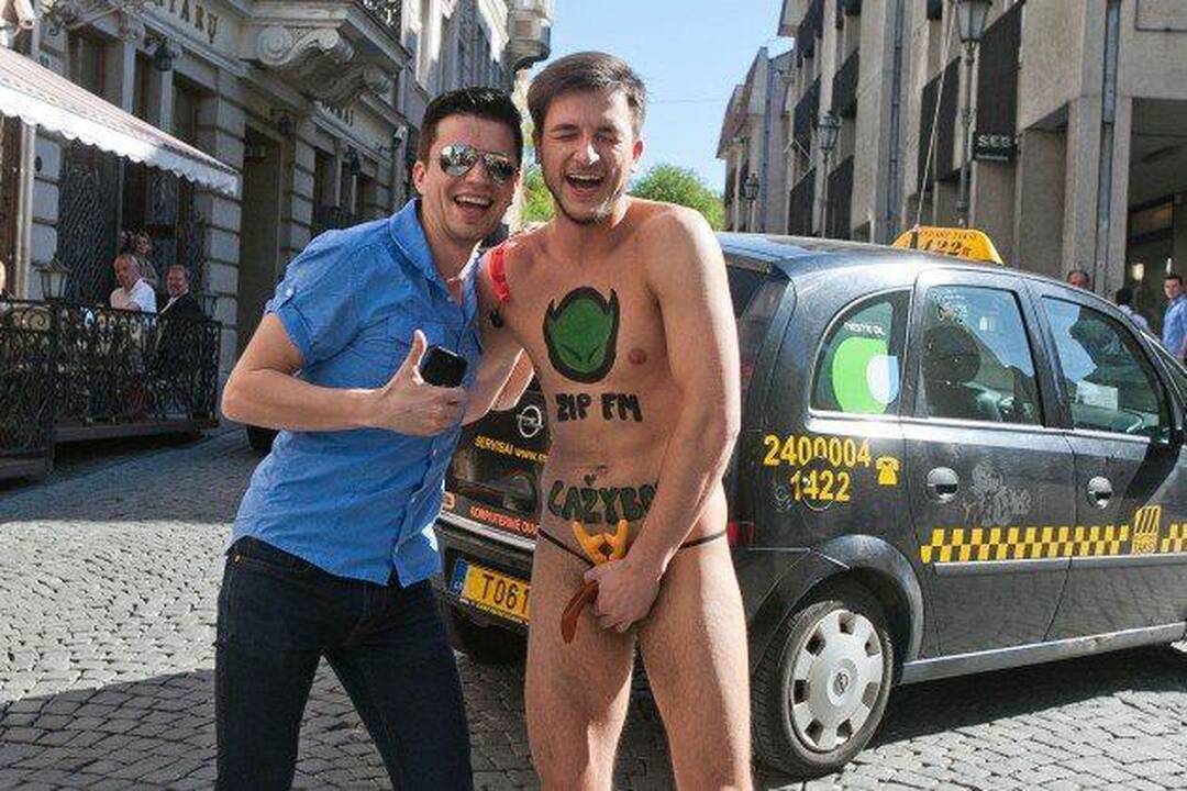 Radijo laidų vedėjas Modestas Švoba Pilies gatve bėgo apsinuoginęs