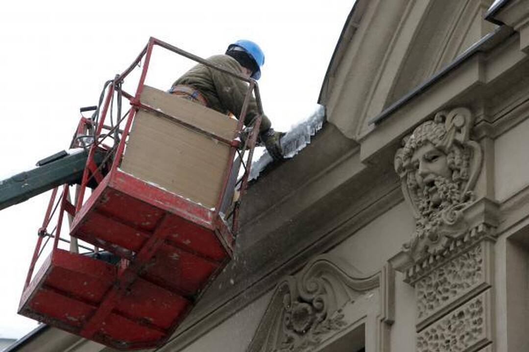 Vilniaus stogai vaduojami nuo varveklių