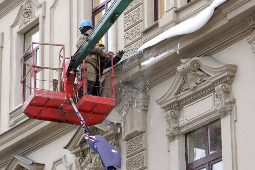 Vilniaus stogai vaduojami nuo varveklių