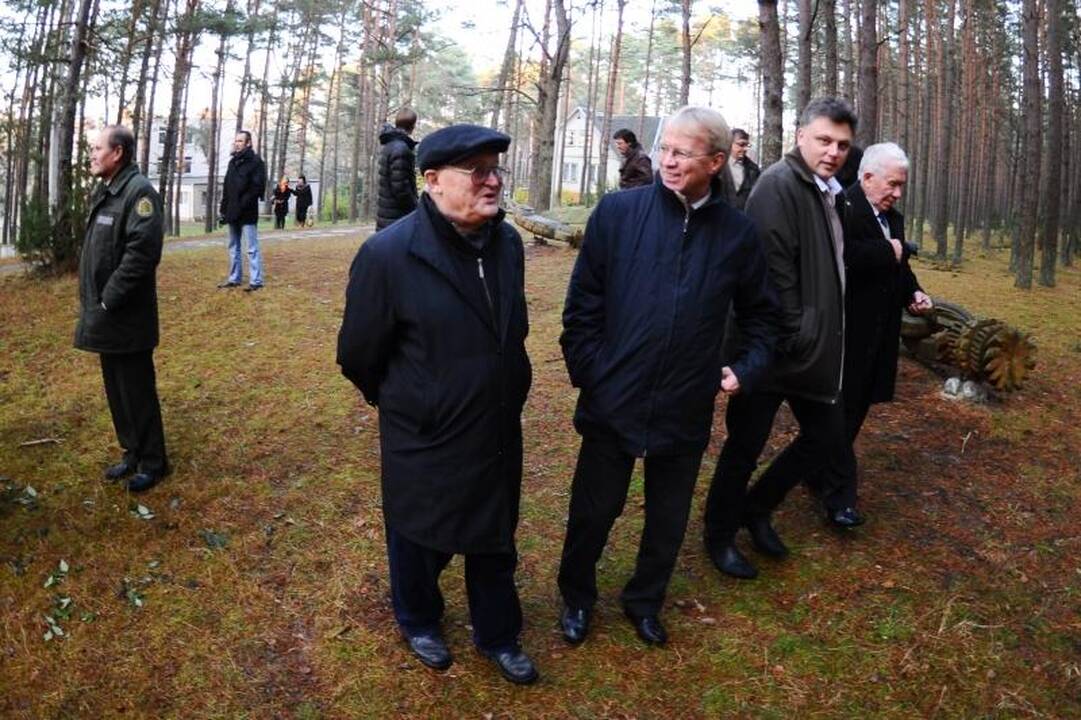 Ministras D.Jankauskas aukojo ir kvietė košės