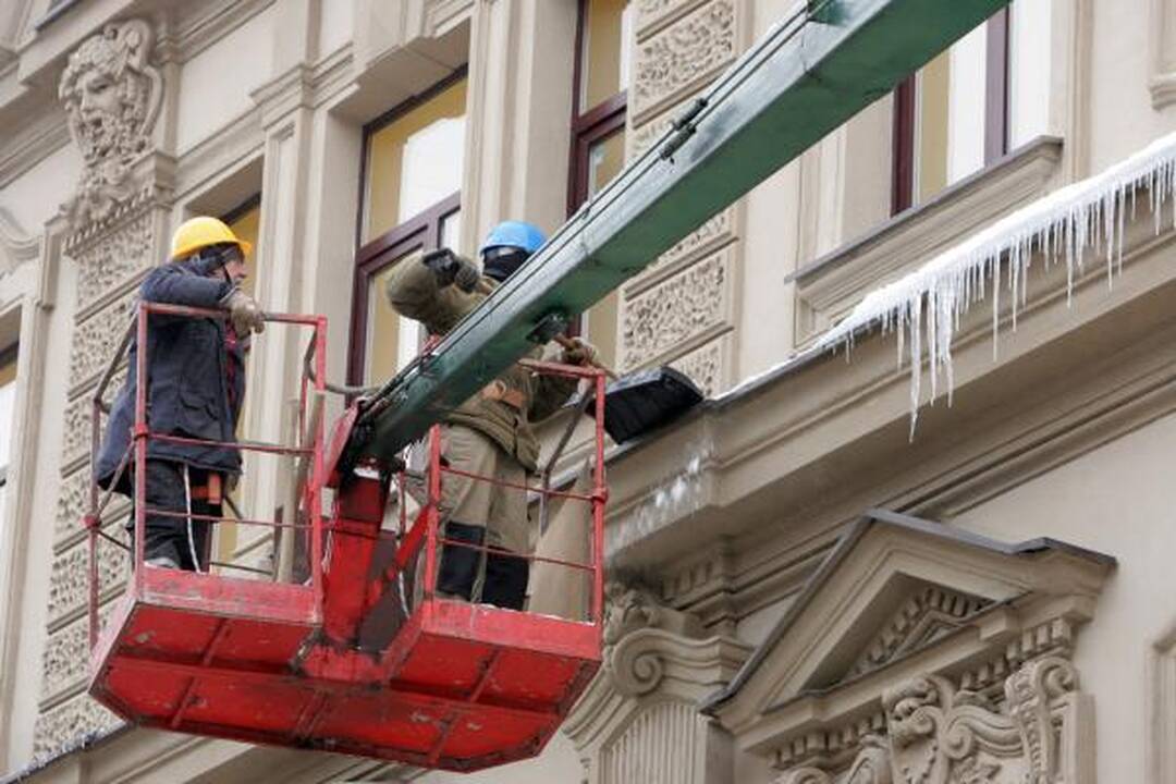 Vilniaus stogai vaduojami nuo varveklių